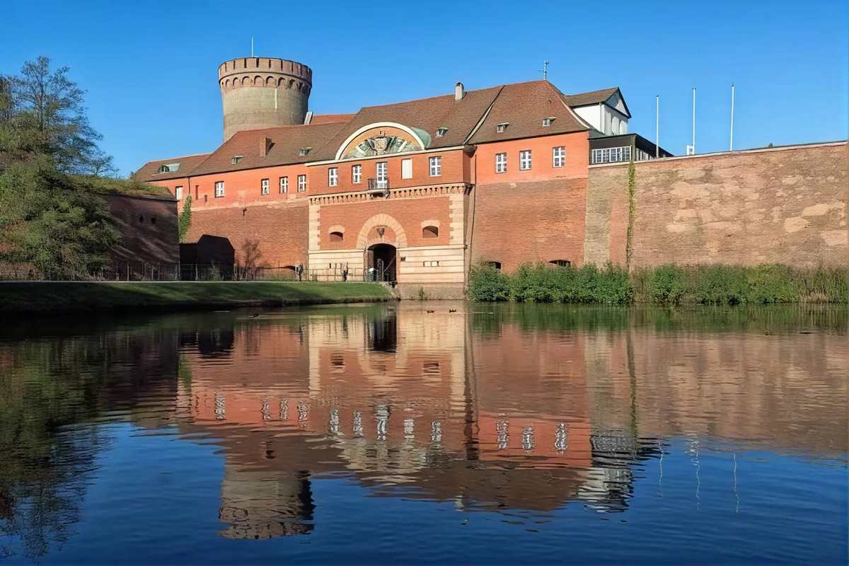 Die Zitadelle Spandau spiegelt sich im Wasser