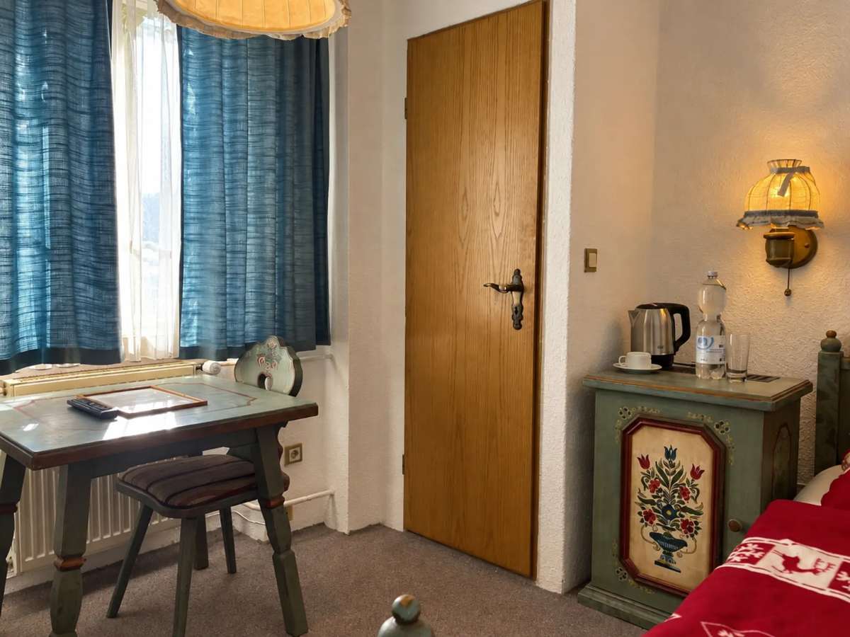 Traditionelles Zimmerdetail mit bemaltem Schrank, Tisch und Wasserkocher