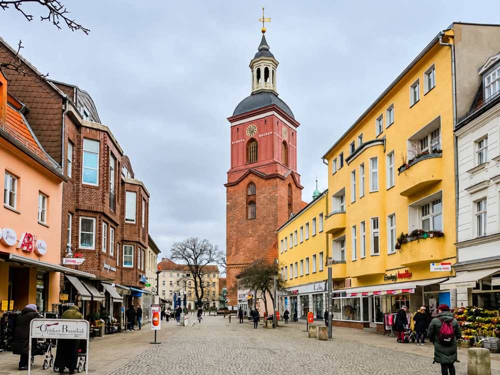 Fußgängerzone der Spandauer Altstadt mit dem historischen Kirchturm